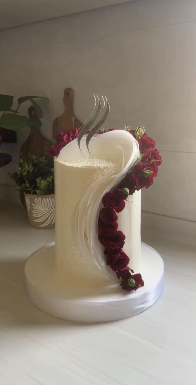 كيك ورود حمراء